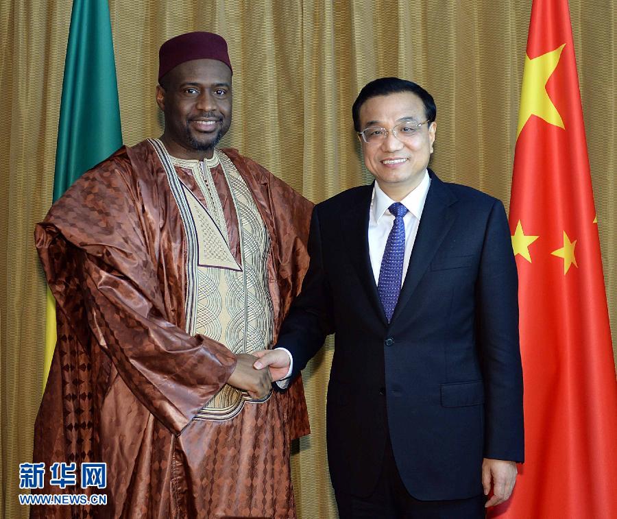 5月7日，正在尼日利亞訪問的國務(wù)院總理李克強(qiáng)在阿布賈會見出席第24屆世界經(jīng)濟(jì)論壇非洲峰會全會的馬里總理馬拉。 新華社記者 李濤 攝 