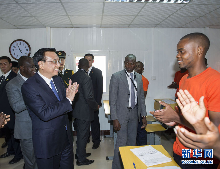 這是李克強(qiáng)在學(xué)校教室內(nèi)同正在上課的學(xué)生互動(dòng)交流。新華社記者王曄攝