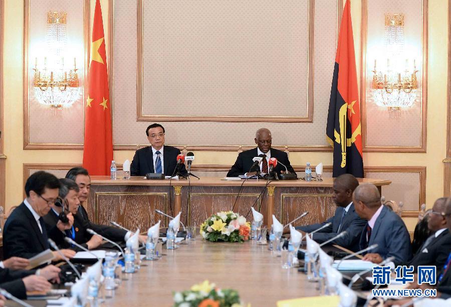 5月9日，中國(guó)國(guó)務(wù)院總理李克強(qiáng)在安哥拉總統(tǒng)府同安總統(tǒng)多斯桑托斯舉行會(huì)談。 新華社記者李濤攝