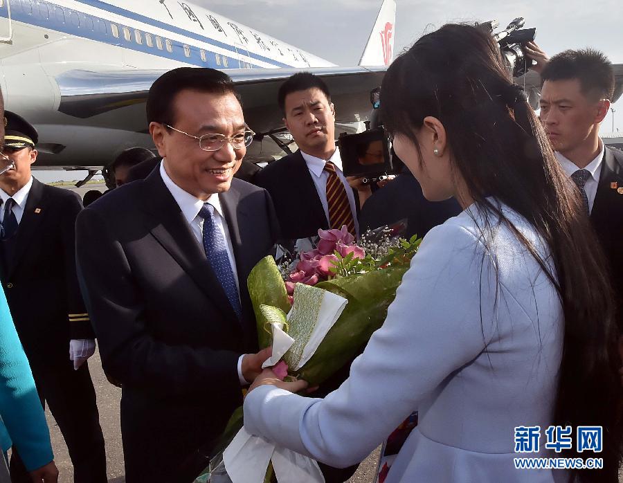 5月8日，應(yīng)安哥拉總統(tǒng)多斯桑托斯邀請(qǐng)，中國(guó)國(guó)務(wù)院總理李克強(qiáng)乘專機(jī)抵達(dá)羅安達(dá)二月四日國(guó)際機(jī)場(chǎng)，開始對(duì)安哥拉進(jìn)行正式訪問(wèn)。 新華社記者李濤 攝 
