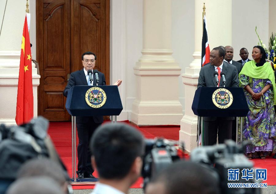 5月10日，中國國務(wù)院總理李克強(qiáng)在肯尼亞國家宮與肯總統(tǒng)肯雅塔舉行會(huì)談后共同會(huì)見記者。 新華社記者 李濤 攝 