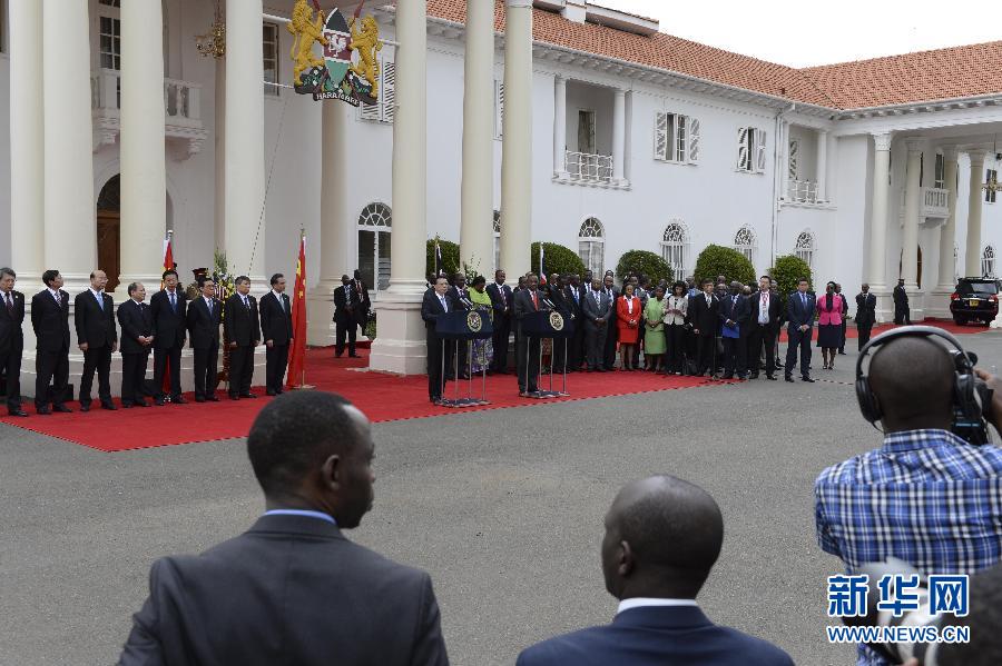  5月10日，中國國務(wù)院總理李克強(qiáng)在肯尼亞國家宮與肯總統(tǒng)肯雅塔舉行會(huì)談后共同會(huì)見記者。 新華社記者 李學(xué)仁 攝 