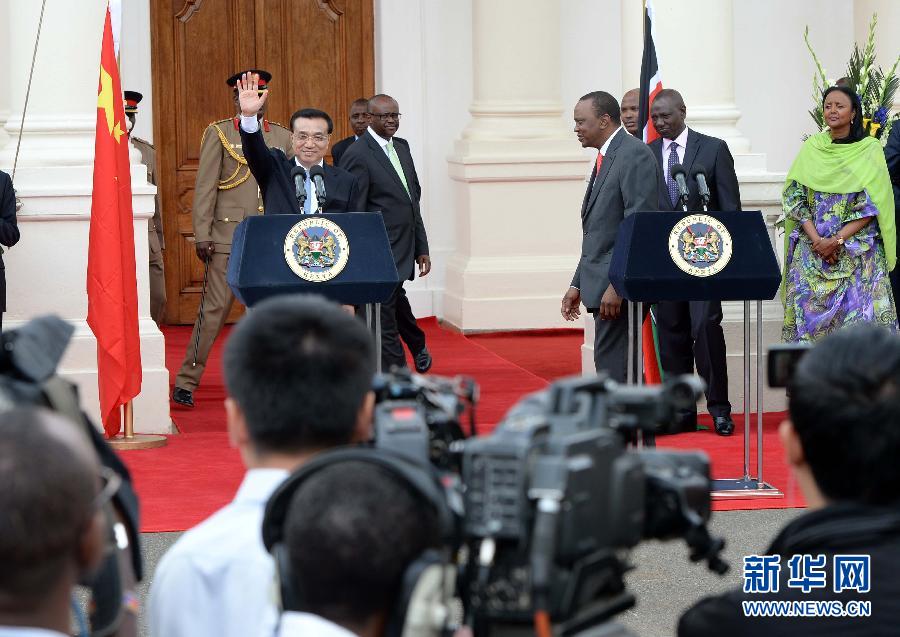 5月10日，中國國務(wù)院總理李克強(qiáng)在肯尼亞國家宮與肯總統(tǒng)肯雅塔舉行會(huì)談后共同會(huì)見記者。 新華社記者 李濤 攝 