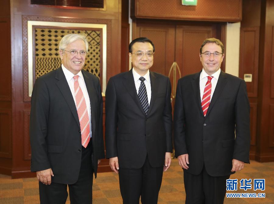 5月10日，國(guó)務(wù)院總理李克強(qiáng)在內(nèi)羅畢會(huì)見聯(lián)合國(guó)環(huán)境規(guī)劃署執(zhí)行主任施泰納（右）和聯(lián)合國(guó)人居署執(zhí)行主任克洛斯。 新華社記者 丁林 攝 