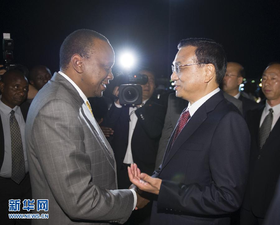 5月9日，應(yīng)肯尼亞總統(tǒng)肯雅塔邀請(qǐng)，中國(guó)國(guó)務(wù)院總理李克強(qiáng)乘專機(jī)抵達(dá)內(nèi)羅畢肯雅塔國(guó)際機(jī)場(chǎng)，開始對(duì)肯尼亞進(jìn)行正式訪問。李克強(qiáng)總理夫人程虹同機(jī)抵達(dá)。肯尼亞總統(tǒng)肯雅塔和副總統(tǒng)魯托率肯政府高級(jí)官員到機(jī)場(chǎng)迎接。新華社記者 謝環(huán)馳 攝 