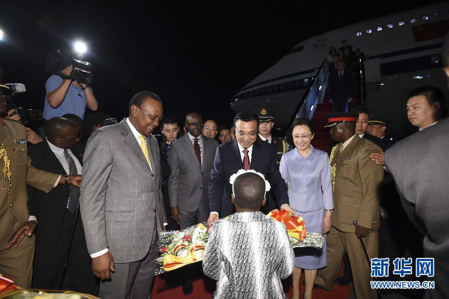 5月9日，應(yīng)肯尼亞總統(tǒng)肯雅塔邀請(qǐng)，中國(guó)國(guó)務(wù)院總理李克強(qiáng)乘專機(jī)抵達(dá)內(nèi)羅畢肯雅塔國(guó)際機(jī)場(chǎng)，開始對(duì)肯尼亞進(jìn)行正式訪問。李克強(qiáng)總理夫人程虹同機(jī)抵達(dá)?？夏醽喛偨y(tǒng)肯雅塔和副總統(tǒng)魯托率肯政府高級(jí)官員到機(jī)場(chǎng)迎接。這是肯尼亞兒童向李克強(qiáng)夫婦獻(xiàn)上鮮花。新華社記者李學(xué)仁攝 