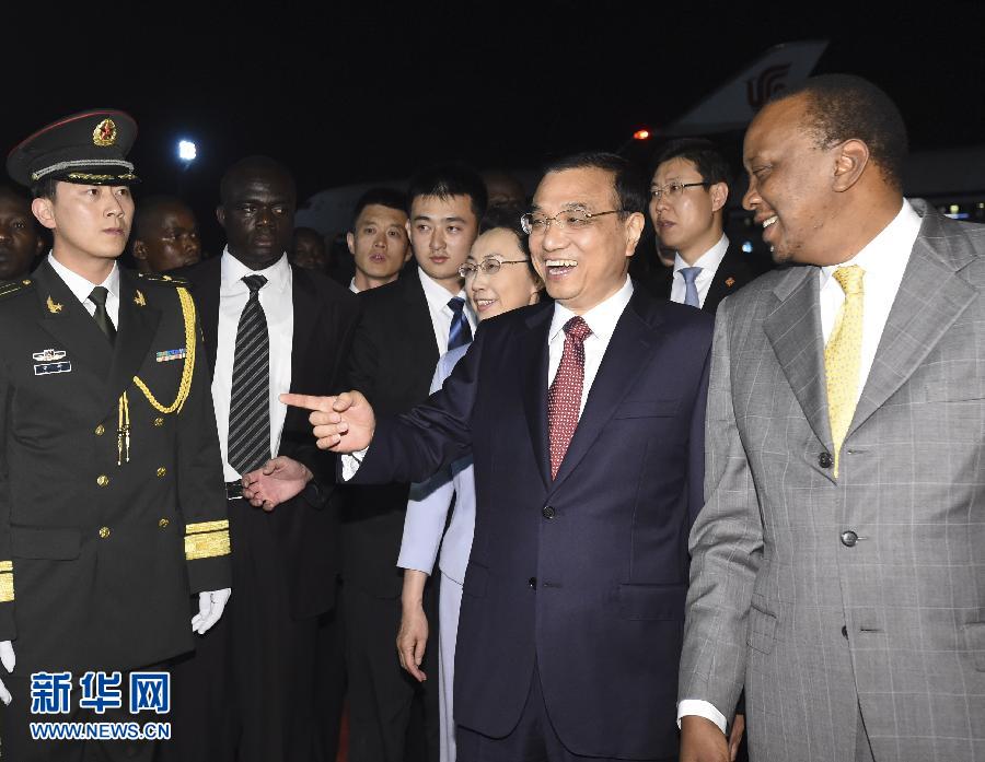 5月9日，應(yīng)肯尼亞總統(tǒng)肯雅塔邀請(qǐng)，中國(guó)國(guó)務(wù)院總理李克強(qiáng)乘專機(jī)抵達(dá)內(nèi)羅畢肯雅塔國(guó)際機(jī)場(chǎng)，開始對(duì)肯尼亞進(jìn)行正式訪問。李克強(qiáng)總理夫人程虹同機(jī)抵達(dá)?？夏醽喛偨y(tǒng)肯雅塔和副總統(tǒng)魯托率肯政府高級(jí)官員到機(jī)場(chǎng)迎接。新華社記者 李學(xué)仁 攝 