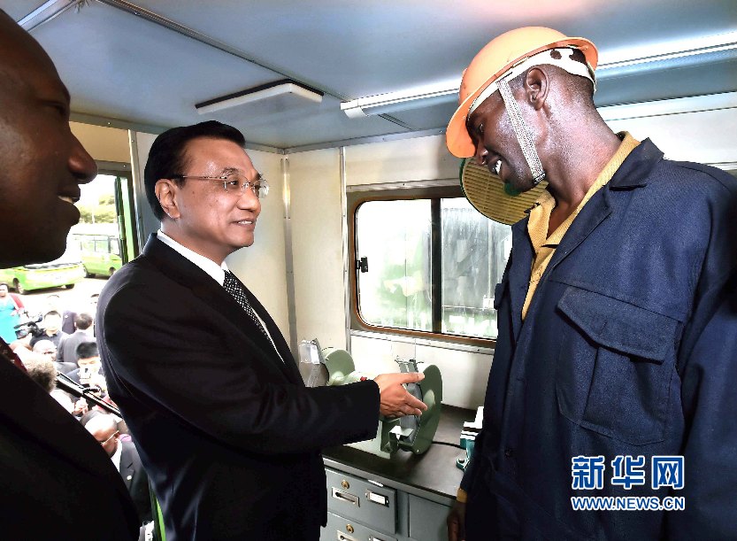 5月11日，國務院總理李克強參觀肯尼亞國家青年服務隊。這是李克強與服務隊隊員親切交談。 新華社記者 李濤 攝