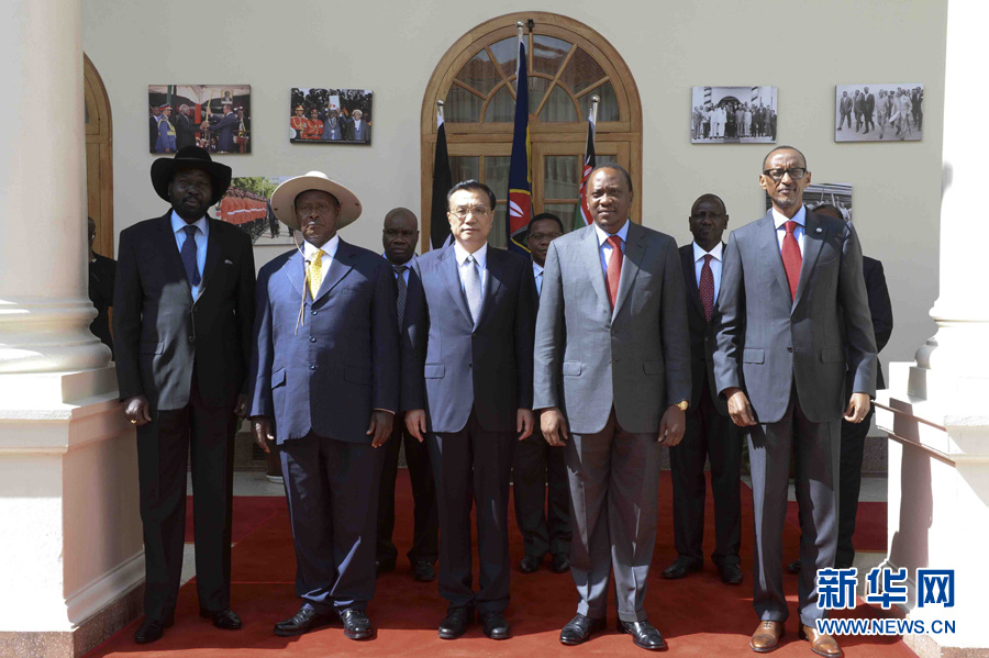 這是李克強(qiáng)在簽字儀式后參加集體合影。新華社記者李學(xué)仁攝