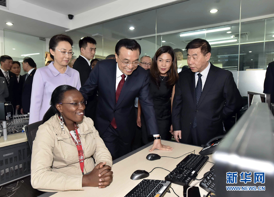 5月11日，中國(guó)國(guó)務(wù)院總理李克強(qiáng)在肯尼亞首都內(nèi)羅畢看望并慰問(wèn)中央電視臺(tái)非洲分臺(tái)員工。 新華社記者 李濤 攝 