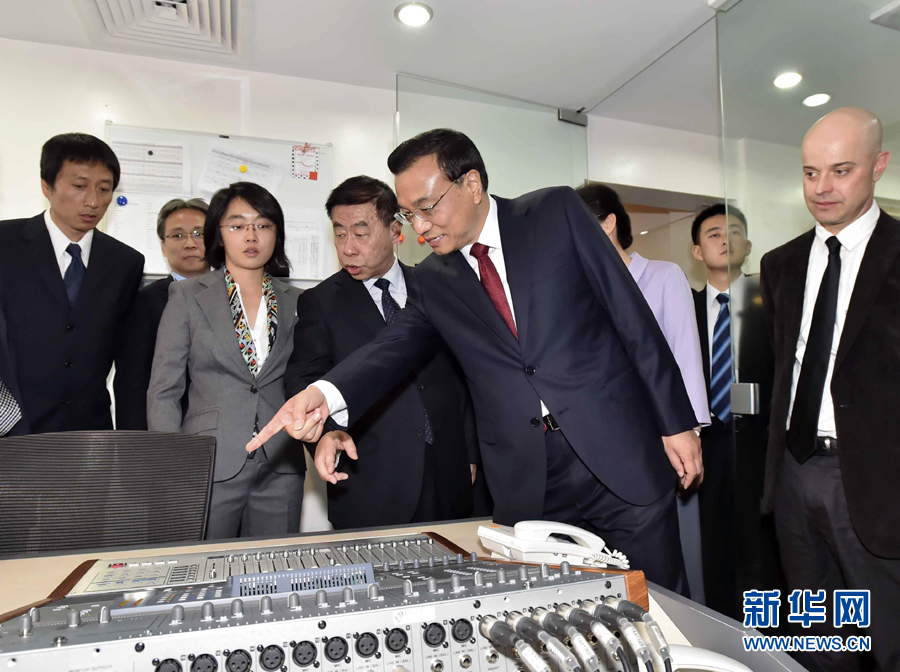 5月11日，中國(guó)國(guó)務(wù)院總理李克強(qiáng)在肯尼亞首都內(nèi)羅畢看望并慰問(wèn)中央電視臺(tái)非洲分臺(tái)員工。 新華社記者 李濤 攝 