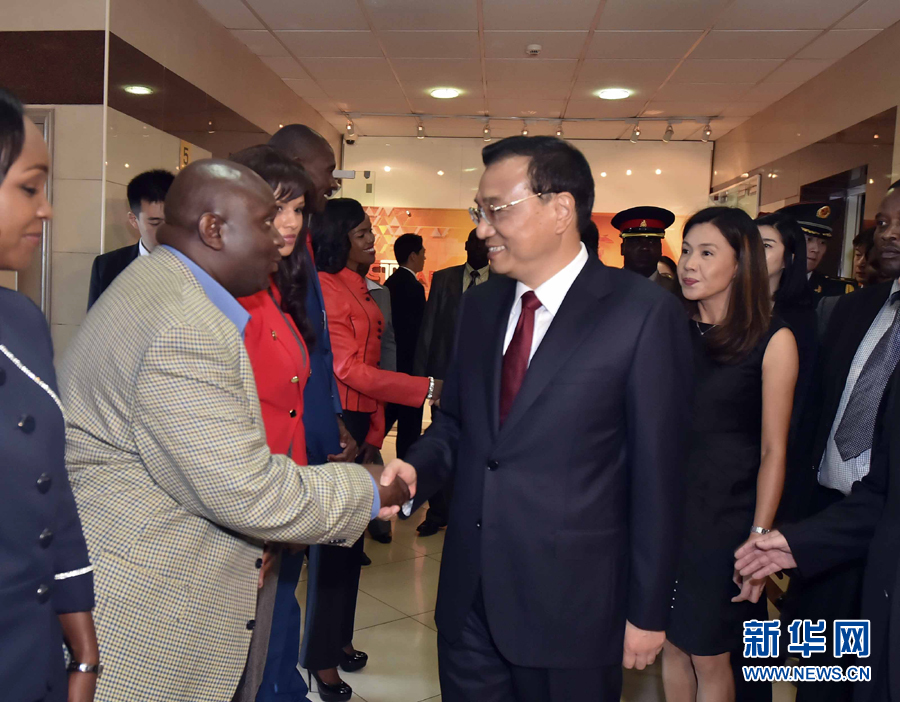 5月11日，中國(guó)國(guó)務(wù)院總理李克強(qiáng)在肯尼亞首都內(nèi)羅畢看望并慰問(wèn)中央電視臺(tái)非洲分臺(tái)員工。 新華社記者 李濤 攝 