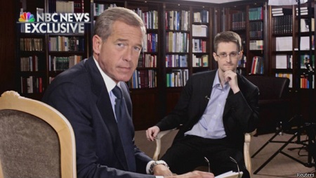 斯諾登稱，他曾作為美國(guó)中情局和國(guó)安局便衣特工在海外工作。