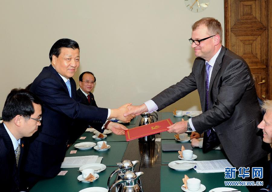 6月12日，中共中央政治局常委、中央書(shū)記處書(shū)記劉云山在赫爾辛基會(huì)見(jiàn)芬蘭中間黨主席西皮萊。 新華社記者饒愛(ài)民攝