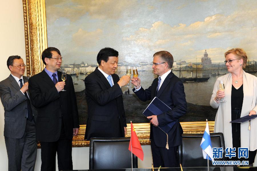 6月13日，中共中央政治局常委、中央書(shū)記處書(shū)記劉云山在赫爾辛基與赫爾辛基市長(zhǎng)帕尤寧共同出席中芬有關(guān)文化藝術(shù)合作及交流活動(dòng)的諒解備忘錄簽字儀式。新華社記者饒愛(ài)民攝 