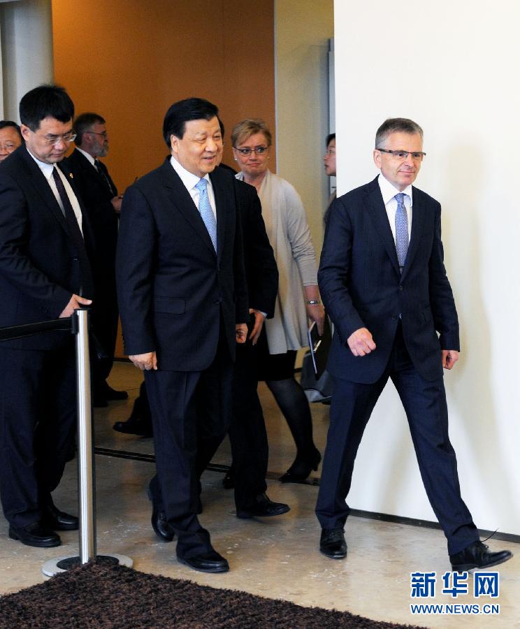 6月13日，中共中央政治局常委、中央書記處書記劉云山在赫爾辛基與赫爾辛基市長帕尤寧共同出席中芬有關文化藝術合作及交流活動的諒解備忘錄簽字儀式。新華社記者饒愛民攝