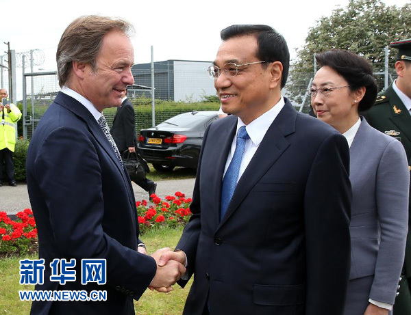 6月16日，應(yīng)英國首相卡梅倫邀請，國務(wù)院總理李克強乘專機抵達倫敦希思羅機場，開始對英國進行正式訪問。李克強總理夫人程虹同機抵達。這是英國政府高級官員到機場迎接李克強總理和夫人。新華社記者 龐興雷 攝