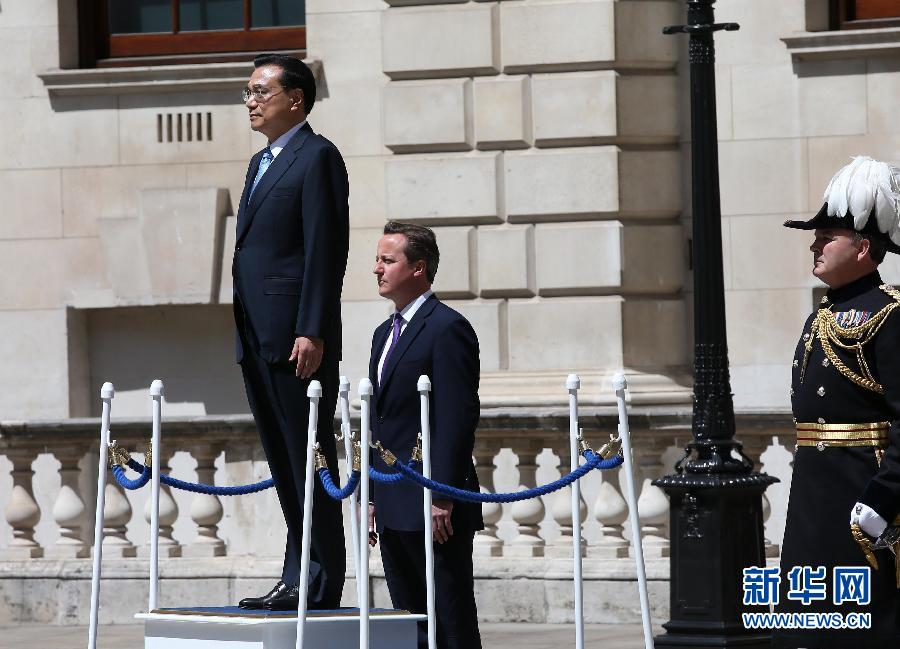 6月17日，中國國務(wù)院總理李克強(qiáng)在倫敦唐寧街10號(hào)首相府同英國首相卡梅倫舉行中英總理年度會(huì)晤。這是會(huì)晤前，卡梅倫為李克強(qiáng)舉行隆重的歡迎儀式。新華社記者 龐興雷 攝 