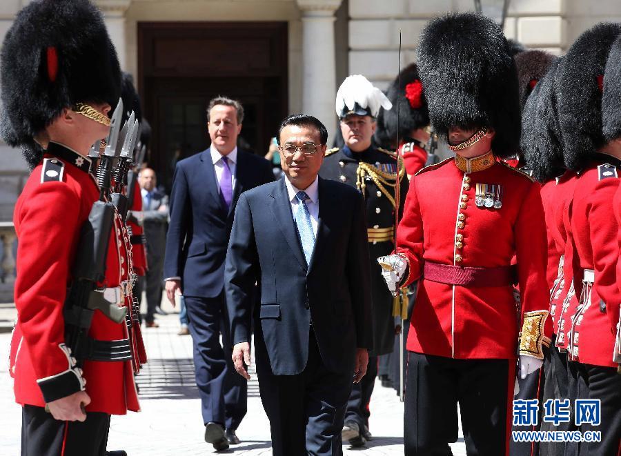 6月17日，國務(wù)院總理李克強(qiáng)在倫敦唐寧街10號(hào)首相府同英國首相卡梅倫舉行中英總理年度會(huì)晤。這是會(huì)晤前，卡梅倫為李克強(qiáng)舉行隆重的歡迎儀式。新華社記者 龐興雷 攝