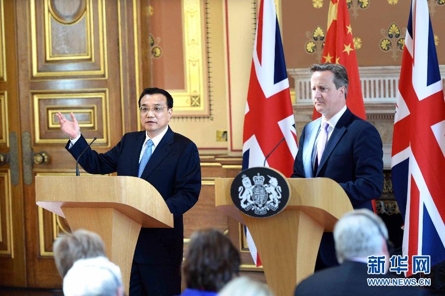 6月17日，中國(guó)國(guó)務(wù)院總理李克強(qiáng)同英國(guó)首相卡梅倫在倫敦舉行中英總理年度會(huì)晤后共同會(huì)見(jiàn)記者。新華社記者 李濤 攝  