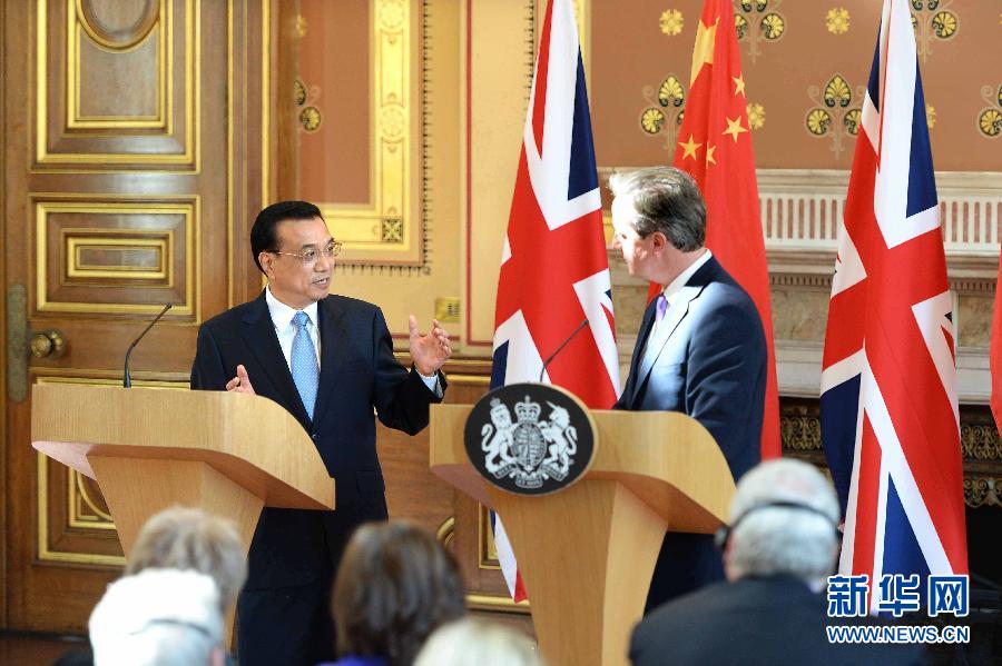 6月17日，中國(guó)國(guó)務(wù)院總理李克強(qiáng)同英國(guó)首相卡梅倫在倫敦舉行中英總理年度會(huì)晤后共同會(huì)見(jiàn)記者。新華社記者 李濤 攝