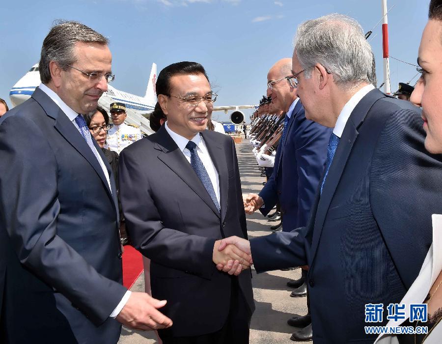 6月19日，國務院總理李克強乘專機抵達雅典國際機場，開始對希臘進行正式訪問。希臘總理薩馬拉斯在機場為李克強舉行隆重的歡迎儀式。新華社記者 李濤 攝