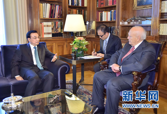 6月20日，國務(wù)院總理李克強在雅典總統(tǒng)府會見希臘總統(tǒng)帕普利亞斯。 新華社記者 李濤 攝