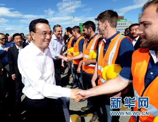 6月20日，國務(wù)院總理李克強(qiáng)與希臘總理薩馬拉斯共同考察中國遠(yuǎn)洋運(yùn)輸集團(tuán)比雷埃夫斯集裝箱碼頭。這是李克強(qiáng)和薩馬拉斯來到3號碼頭，同碼頭工人親切交流。新華社記者 李濤 攝 