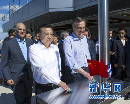 這是李克強(qiáng)與薩馬拉斯共同發(fā)出指令，一列滿載中國貨物的列車緩緩駛出比雷埃夫斯港，開往中東歐目的地。新華社記者 王曄 攝