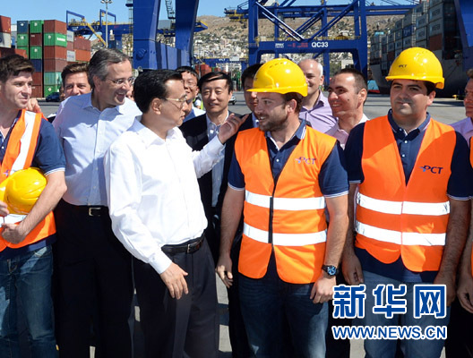 6月20日，國務(wù)院總理李克強(qiáng)與希臘總理薩馬拉斯共同考察中國遠(yuǎn)洋運(yùn)輸集團(tuán)比雷埃夫斯集裝箱碼頭。這是李克強(qiáng)和薩馬拉斯來到3號碼頭，同碼頭工人親切交流。新華社記者 李濤 攝