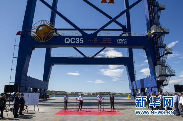 這是李克強(qiáng)和薩馬拉斯在3號碼頭發(fā)表講話。新華社記者 王曄 攝