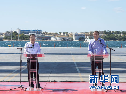 這是李克強(qiáng)和薩馬拉斯在3號碼頭發(fā)表講話。新華社記者 王曄 攝