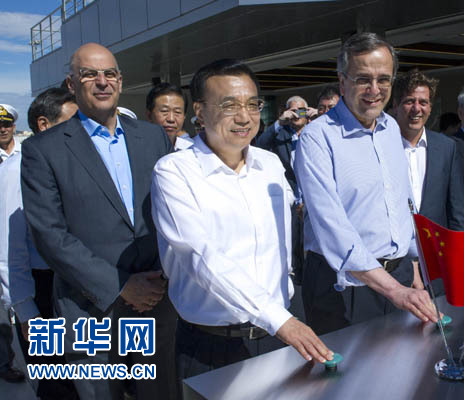 這是李克強(qiáng)與薩馬拉斯共同發(fā)出指令，一列滿載中國貨物的列車緩緩駛出比雷埃夫斯港，開往中東歐目的地。新華社記者 王曄 攝