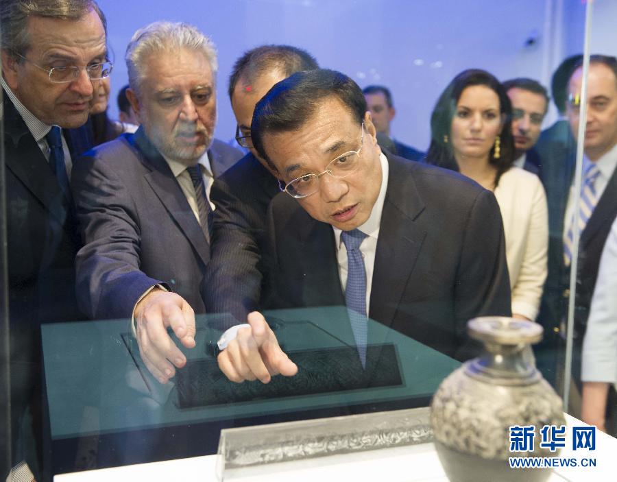  6月21日，國務(wù)院總理李克強與希臘總理薩馬拉斯共同出席希臘伊拉克利翁博物館新館開館儀式并發(fā)表講話。這是李克強在參觀博物館展品。新華社記者 黃敬文 攝 