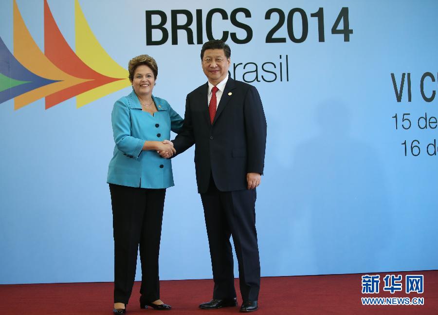 7月15日，國家主席習(xí)近平在巴西福塔萊薩出席金磚國家領(lǐng)導(dǎo)人第六次會晤。這是巴西總統(tǒng)羅塞夫迎接習(xí)近平主席。 新華社記者 蘭紅光 攝 