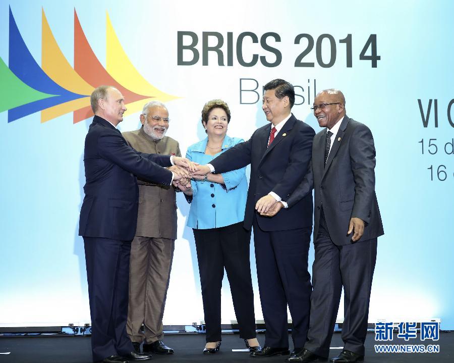 7月15日，國家主席習(xí)近平在巴西福塔萊薩出席金磚國家領(lǐng)導(dǎo)人第六次會晤。這是金磚國家領(lǐng)導(dǎo)人集體合影。 新華社記者蘭紅光攝 