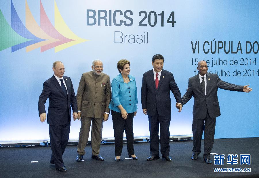 7月15日，國家主席習(xí)近平在巴西福塔萊薩出席金磚國家領(lǐng)導(dǎo)人第六次會晤。這是金磚國家領(lǐng)導(dǎo)人集體合影。 新華社記者王曄攝  