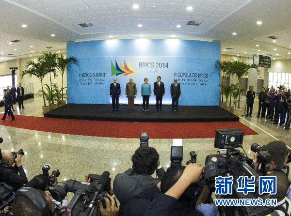 7月15日，國家主席習(xí)近平在巴西福塔萊薩出席金磚國家領(lǐng)導(dǎo)人第六次會晤。這是金磚國家領(lǐng)導(dǎo)人集體合影。 新華社記者王曄攝