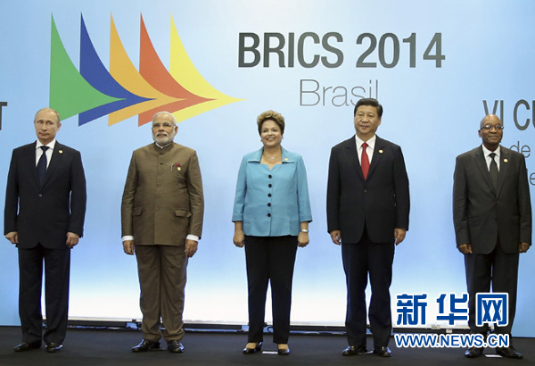  7月15日，國家主席習(xí)近平在巴西福塔萊薩出席金磚國家領(lǐng)導(dǎo)人第六次會晤。這是金磚國家領(lǐng)導(dǎo)人集體合影。 新華社記者蘭紅光攝