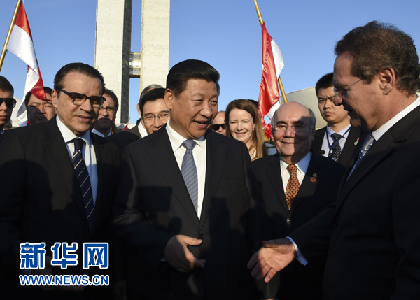 7月16日，國家主席習(xí)近平在巴西利亞會見巴西參議長卡列羅斯（前右）和眾議長阿爾維斯（前左）。 新華社記者 李學(xué)仁 攝 