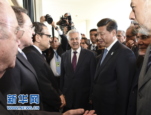7月16日，國家主席習(xí)近平在巴西利亞會見巴西參議長卡列羅斯和眾議長阿爾維斯。這是兩院議長迎接習(xí)近平主席，并介紹議員代表。 新華社記者李學(xué)仁 攝 