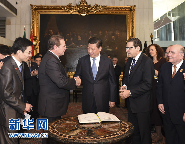 7月16日，國家主席習(xí)近平在巴西利亞會見巴西參議長卡列羅斯（前排左二）和眾議長阿爾維斯（前排右二）。 新華社記者 李學(xué)仁 攝 