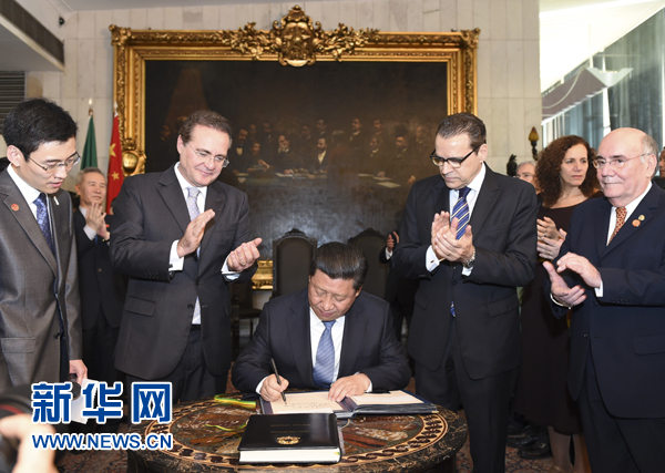 7月16日，國家主席習(xí)近平在巴西利亞會見巴西參議長卡列羅斯（前排左二）和眾議長阿爾維斯（前排右二）。這是習(xí)近平應(yīng)邀為參眾兩院題詞。新華社記者 李學(xué)仁 攝 