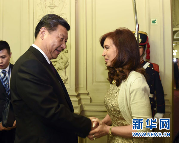 當(dāng)?shù)貢r(shí)間7月18日，國(guó)家主席習(xí)近平在布宜諾斯艾利斯同阿根廷總統(tǒng)克里斯蒂娜舉行會(huì)談。這是會(huì)談開始前，克里斯蒂娜在總統(tǒng)府為習(xí)近平舉行隆重歡迎儀式。新華社記者 李學(xué)仁 攝