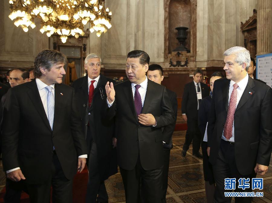 當(dāng)?shù)貢r(shí)間7月19日，國(guó)家主席習(xí)近平在布宜諾斯艾利斯會(huì)見阿根廷副總統(tǒng)兼參議長(zhǎng)布杜（前左）和眾議長(zhǎng)多明格斯（前右）。 新華社記者丁林?jǐn)z 