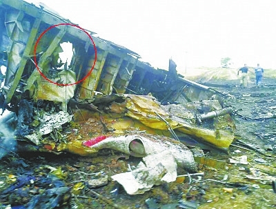 從這張殘骸照片來看，機(jī)身上有比臉盆略大的孔洞，破壞方向從機(jī)體外部沖向內(nèi)部，懷疑是導(dǎo)彈的戰(zhàn)斗部碎片擊中的一塊區(qū)域。