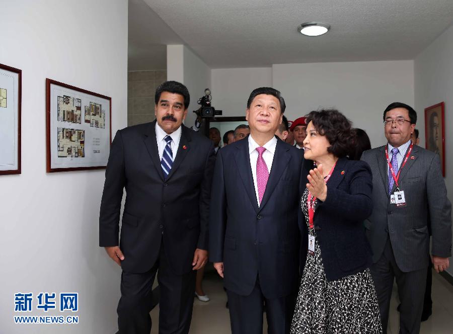 當?shù)貢r間7月21日，國家主席習近平在委內(nèi)瑞拉總統(tǒng)馬杜羅陪同下在加拉加斯參觀蒂烏娜社會住房項目。 新華社記者 蘭紅光 攝