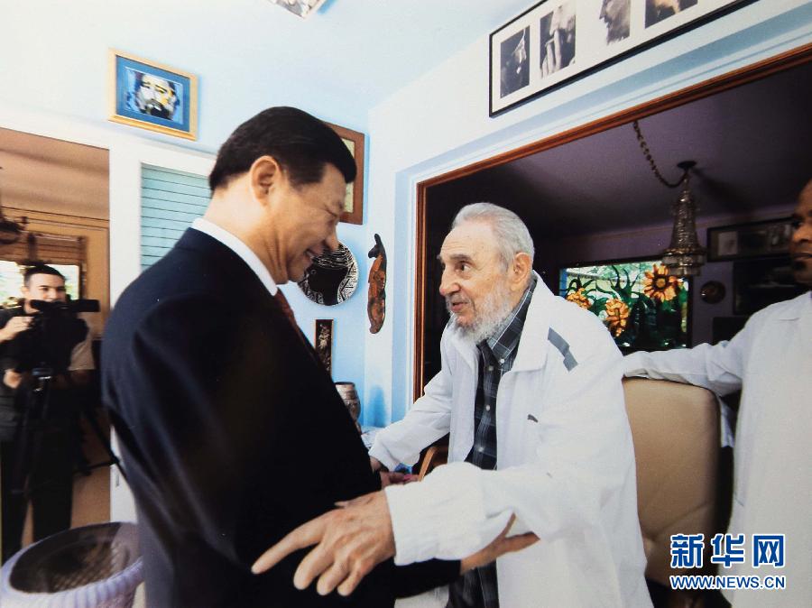 當(dāng)?shù)貢r(shí)間7月22日，國(guó)家主席習(xí)近平在哈瓦那親切探望古巴革命領(lǐng)袖菲德?tīng)?middot;卡斯特羅。 新華社發(fā)
