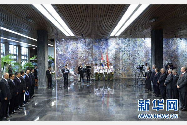 當(dāng)?shù)貢r(shí)間7月22日，國(guó)家主席習(xí)近平在哈瓦那接受古巴政府授予的&ldquo;何塞&middot;馬蒂&rdquo;勛章。古巴國(guó)務(wù)委員會(huì)主席兼部長(zhǎng)會(huì)議主席勞爾&middot;卡斯特羅為習(xí)近平佩戴勛章。新華社記者馬占成攝