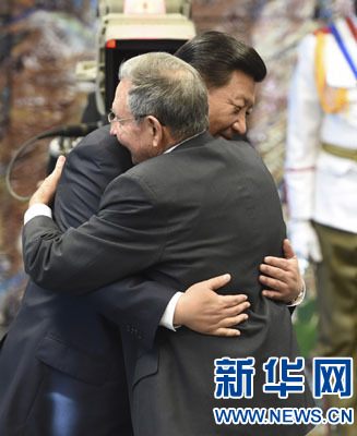 當(dāng)?shù)貢r(shí)間7月22日，國(guó)家主席習(xí)近平在哈瓦那接受古巴政府授予的&ldquo;何塞&middot;馬蒂&rdquo;勛章。古巴國(guó)務(wù)委員會(huì)主席兼部長(zhǎng)會(huì)議主席勞爾&middot;卡斯特羅為習(xí)近平佩戴勛章。新華社記者馬占成攝